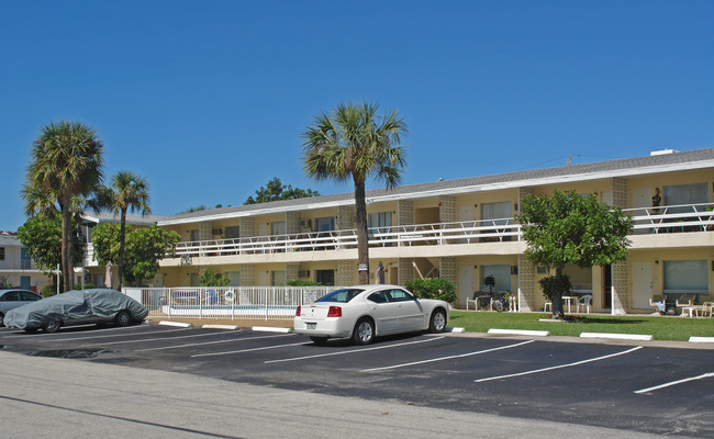 Deauville Manor Apartments in Pompano Beach, FL - Building Photo - Building Photo