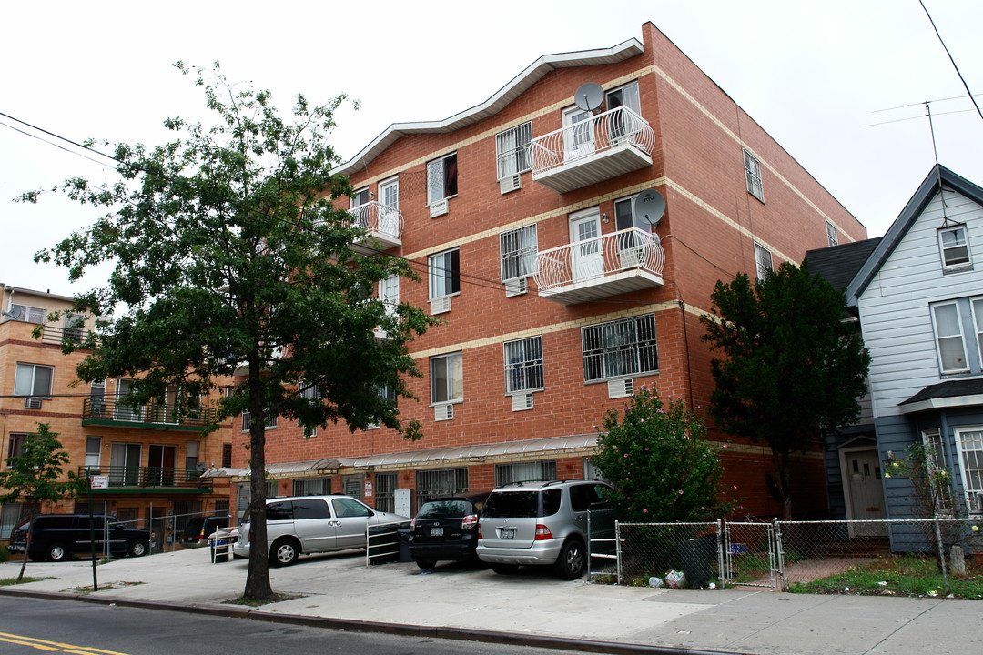 3215 Linden Pl in Flushing, NY - Building Photo