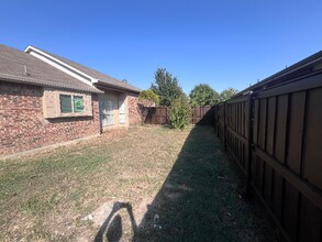 2066 Vista Dr in Lewisville, TX - Foto de edificio - Building Photo