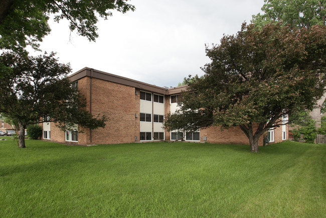 7444 Cedar Ave S in Richfield, MN - Foto de edificio - Building Photo