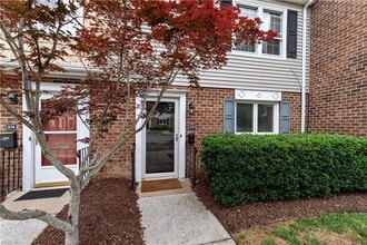 570 Tenbee Ln, Unit 1003 in Virginia Beach, VA - Building Photo - Building Photo