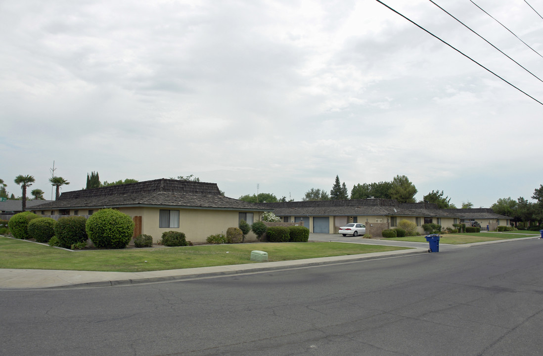 366-426 W Carob Ave in Reedley, CA - Building Photo