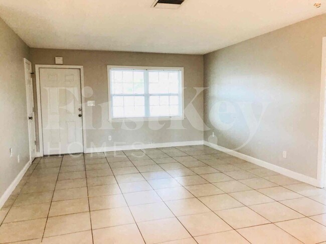 112 Stafford Pl in Lehigh Acres, FL - Building Photo - Building Photo