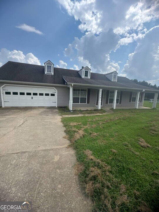 1170 Leguin Mill Rd in Locust Grove, GA - Building Photo