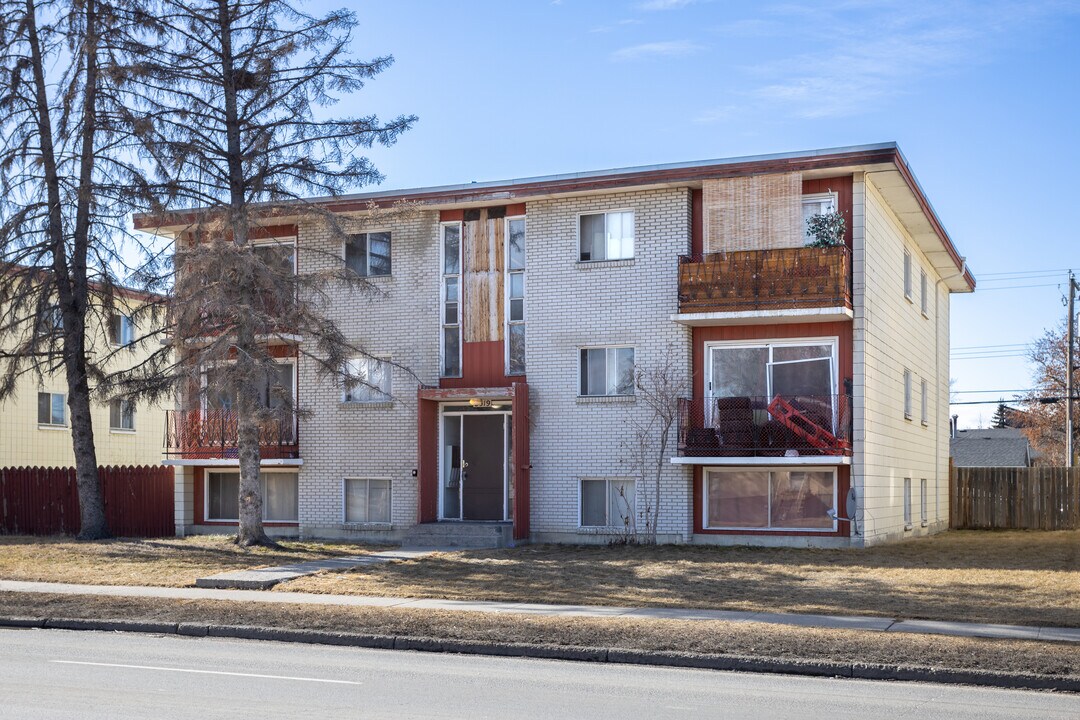 3519 Centre St NW in Calgary, AB - Building Photo