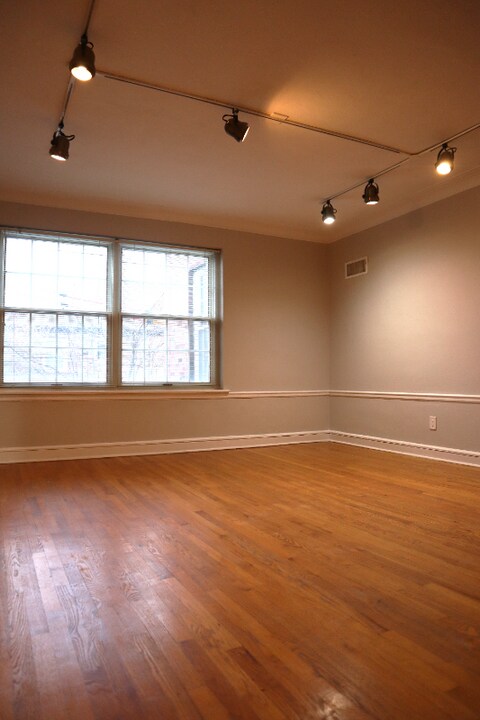 7545 Wellington Way in Clayton, MO - Foto de edificio