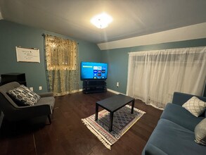 124 W Broadway in Bangor, ME - Foto de edificio - Building Photo