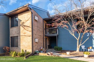 218 Medford Ct in Englishtown, NJ - Building Photo