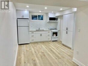 977 Glencairn Ave in Toronto, ON - Building Photo - Building Photo