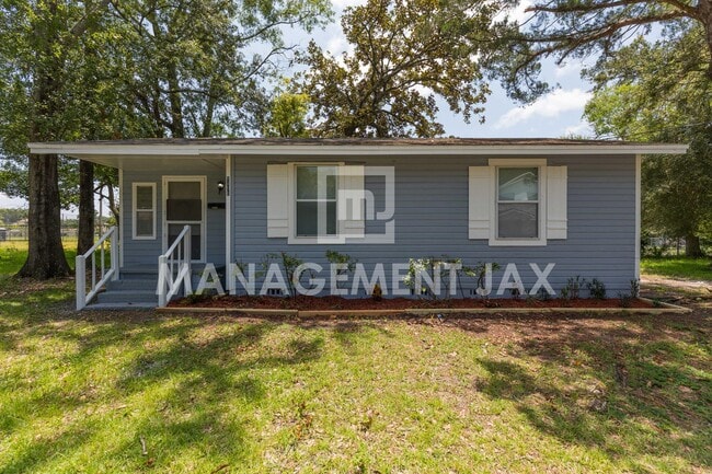 property at 1458 Royal Ct Ln