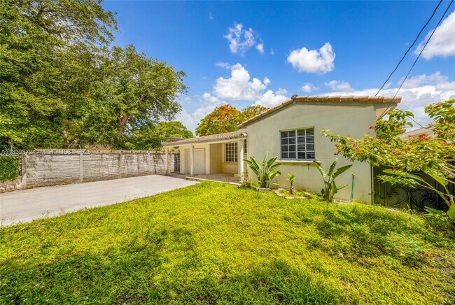 5781 SW 25th St in Miami, FL - Building Photo - Building Photo