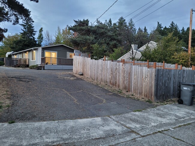340 Hill Ct, Unit A in Bremerton, WA - Building Photo - Building Photo