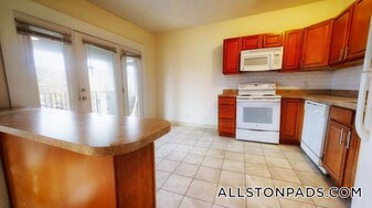 1131 Commonwealth Ave, Unit 6 in Boston, MA - Building Photo