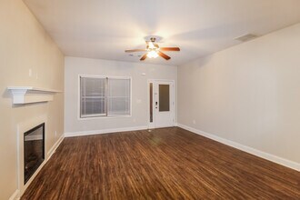 1006 Allegiance Dr in Locust Grove, GA - Foto de edificio - Building Photo