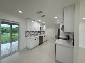 137 Alcazar St in Royal Palm Beach, FL - Building Photo - Building Photo