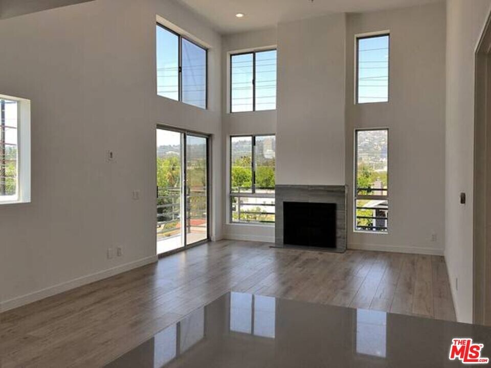 301 S Swall Dr in Los Angeles, CA - Building Photo