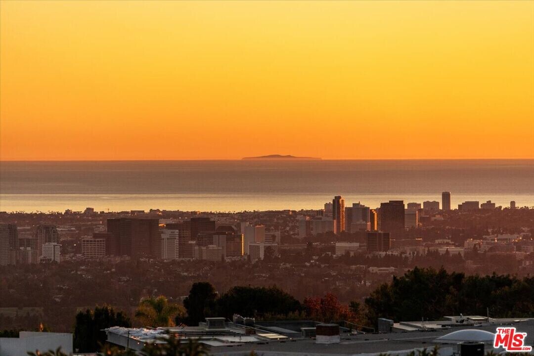 1740 Carla Ridge in Beverly Hills, CA - Foto de edificio