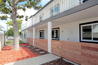 12250 216th St in Hawaiian Gardens, CA - Foto de edificio - Building Photo