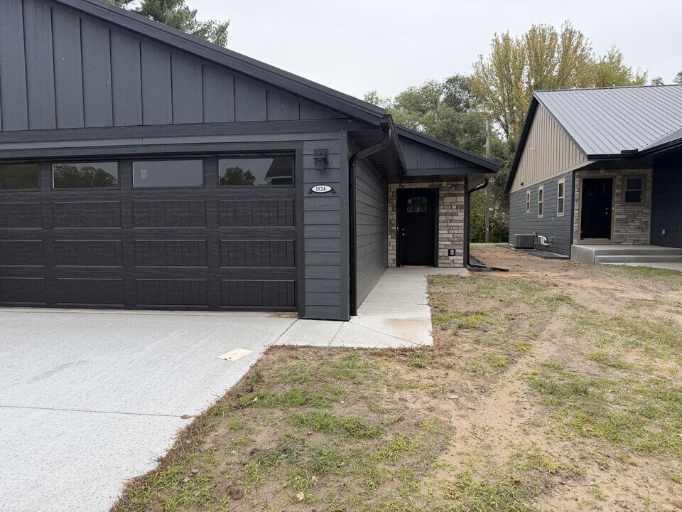 1124 Garfield Ave in Altoona, WI - Building Photo