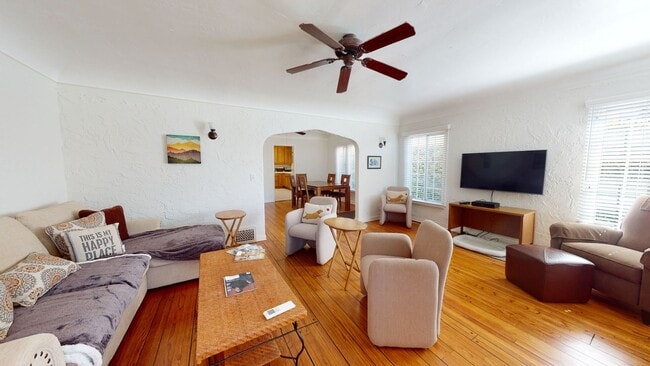 252 Rexford Dr in Beverly Hills, CA - Building Photo - Building Photo