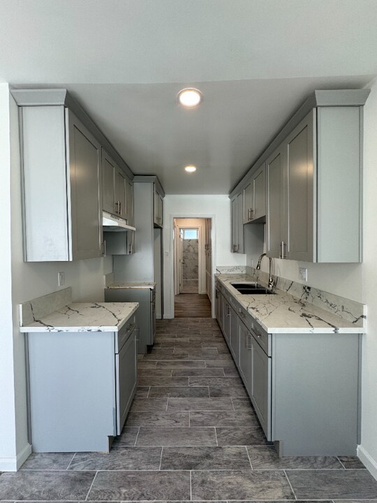 14633 Sylvan St in Los Angeles, CA - Building Photo