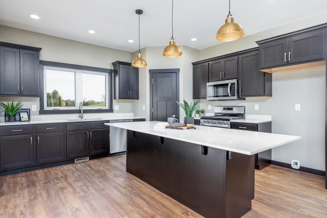 122 Cathy Jean Ct in Waterloo, IA - Building Photo