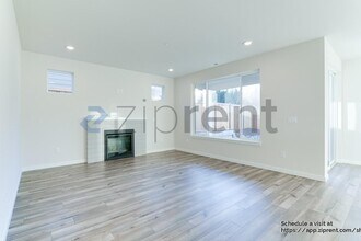 3915 McCormick Vlg Dr in Bremerton, WA - Building Photo - Building Photo