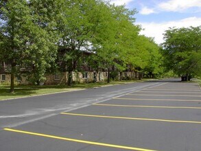 1715 Stonebridge Rd, Unit 102 in West Bend, WI - Foto de edificio - Building Photo