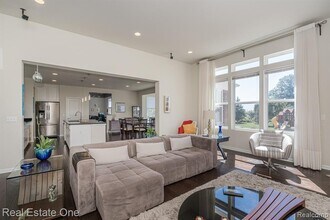 124 Oakland Crest Dr in Rochester, MI - Building Photo - Building Photo