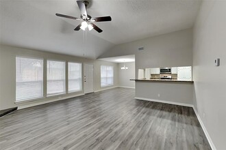 7707 Woodland W Dr in Houston, TX - Building Photo - Building Photo