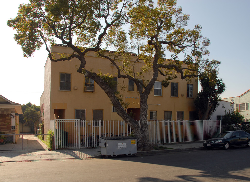 2014 Cambridge St in Los Angeles, CA - Foto de edificio