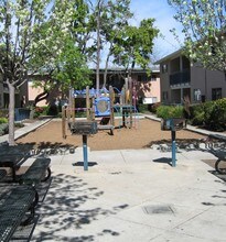 Maryce Freelen Apartments in Mountain View, CA - Foto de edificio - Building Photo
