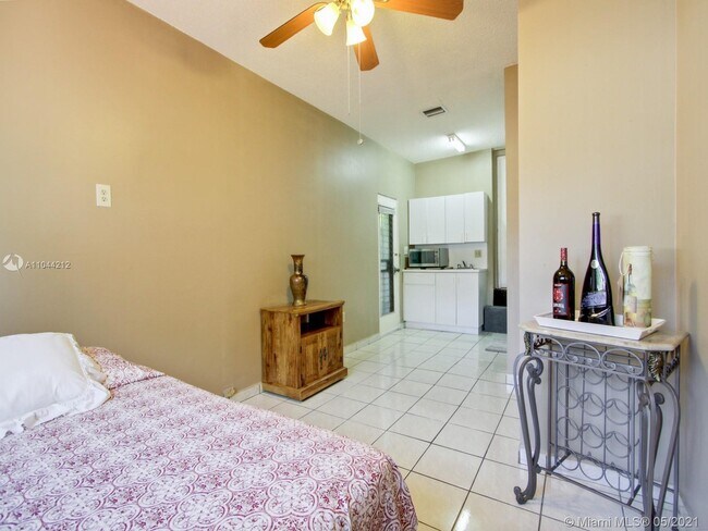 2115 SW 23rd St in Miami, FL - Foto de edificio - Building Photo