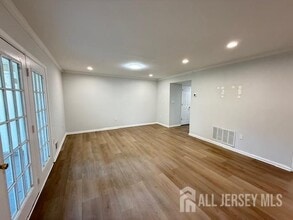31 Van Pelt Ct in East Brunswick, NJ - Building Photo - Building Photo