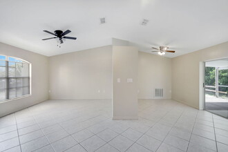 18500 Tampa Rd in Ft. Myers, FL - Foto de edificio - Building Photo
