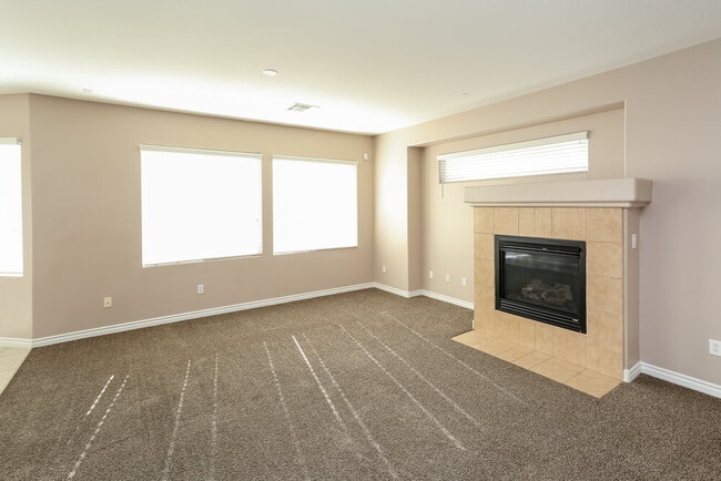 6632 N Jade Jaguar St in North Las Vegas, NV - Foto de edificio - Building Photo