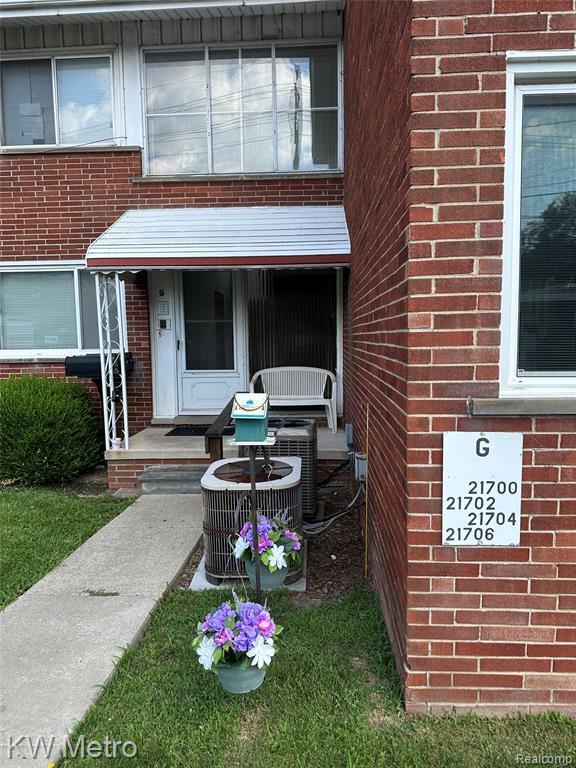 21706 E 11 Mile Rd in St. Clair Shores, MI - Building Photo - Building Photo