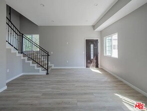 10605 Owensmouth Ave in Los Angeles, CA - Building Photo - Building Photo