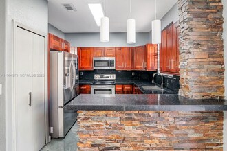 11507 NW 77th St in Doral, FL - Foto de edificio - Building Photo