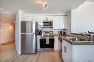 2889 McFarlane Rd-Unit -1410 in Miami, FL - Building Photo - Building Photo