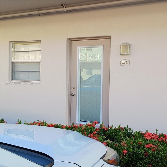 5181 W Oakland Park Blvd in Lauderdale Lakes, FL - Building Photo - Building Photo