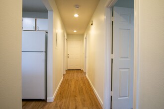 236 SW Meade St in Portland, OR - Foto de edificio - Building Photo