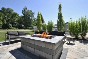 Hunters Ridge Apartments & Townhomes in East Lansing, MI - Building Photo