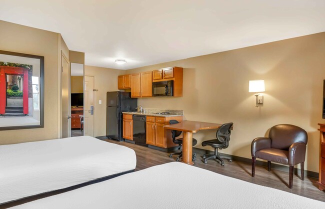 Furnished Studio - Bakersfield in Bakersfield, CA - Foto de edificio - Building Photo