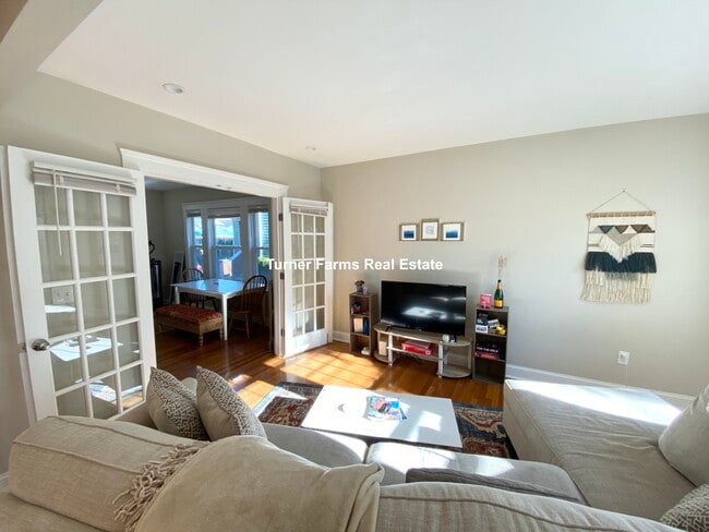 21 Moraine St, Unit 1 in Boston, MA - Foto de edificio - Building Photo