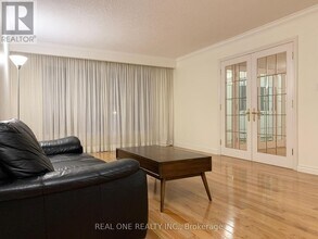 1759 Sherwood Forrest Cir in Mississauga, ON - Building Photo - Building Photo