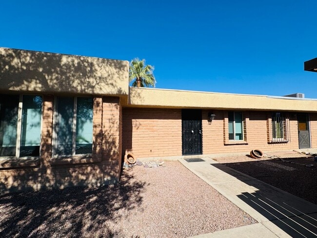 660 S Pantano Rd