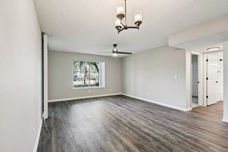 Lakeside Glen Apartments in Melbourne, FL - Foto de edificio - Building Photo