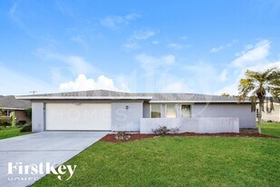 3922 SE 2nd Ave in Cape Coral, FL - Building Photo