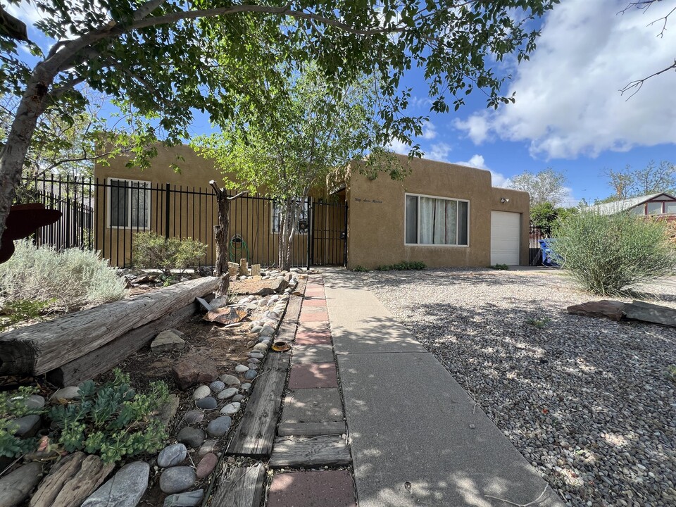 4700 Burton Ave SE in Albuquerque, NM - Building Photo